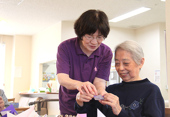 折り紙をしながらの触れ合い